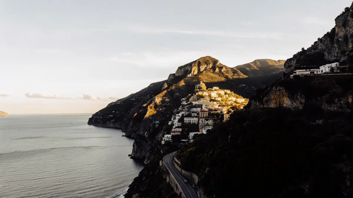 Kolorītas mājas Vernazzas ciemā Cinque Terre un Amalfi piekrastes terases uz jūras fona
