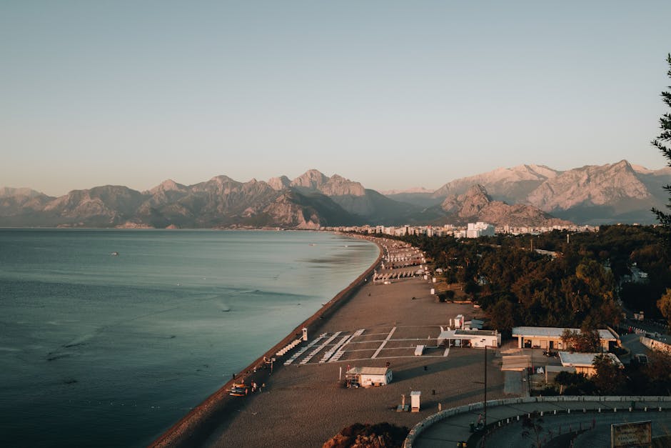 Turcijas Vidusjūras piekraste ar tirkīzzilu jūru un kalniem fonā