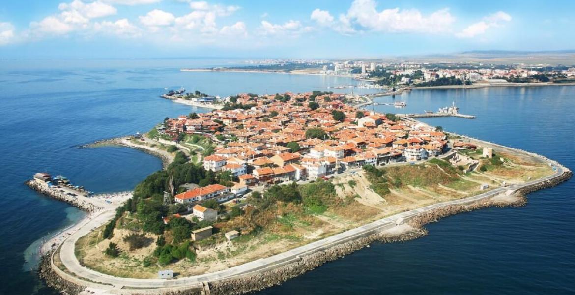 Nesebra — Nesebru, Bulgārijā, no putna lidojuma: pussala ar sarkanajiem jumtiem un jūru.