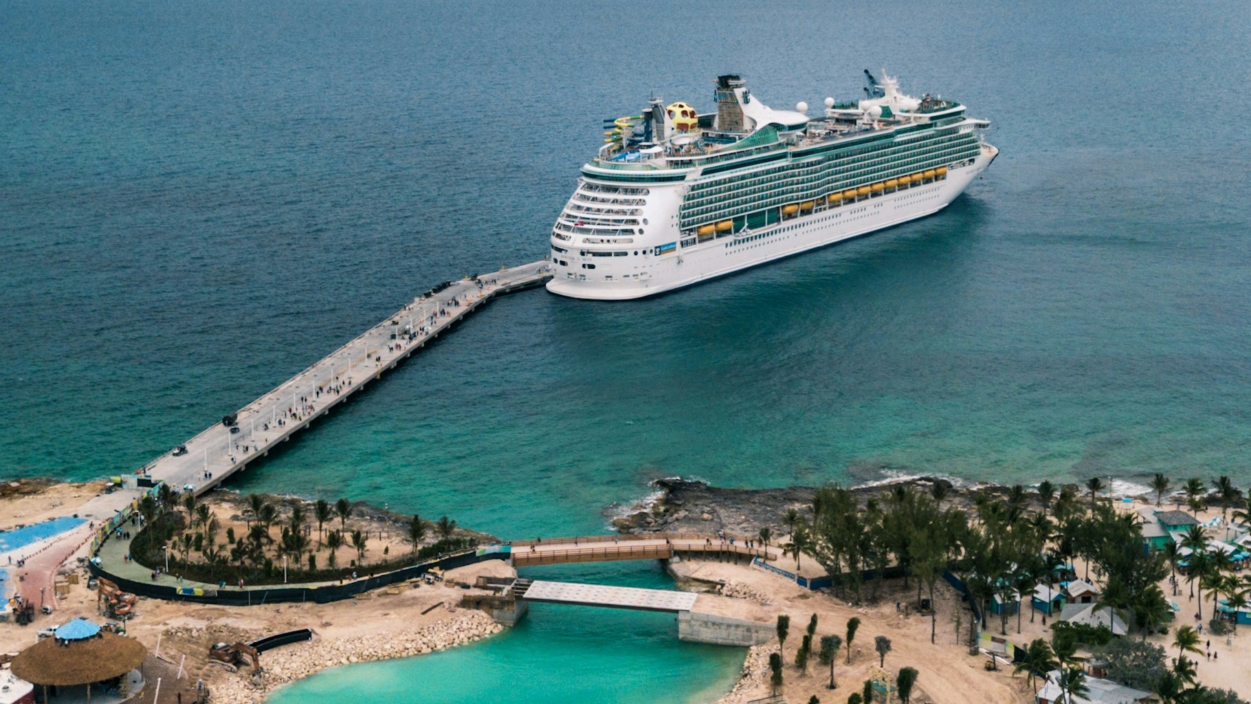 Dominikānas Punta Cana pludmale ar palmām un baltu smilti