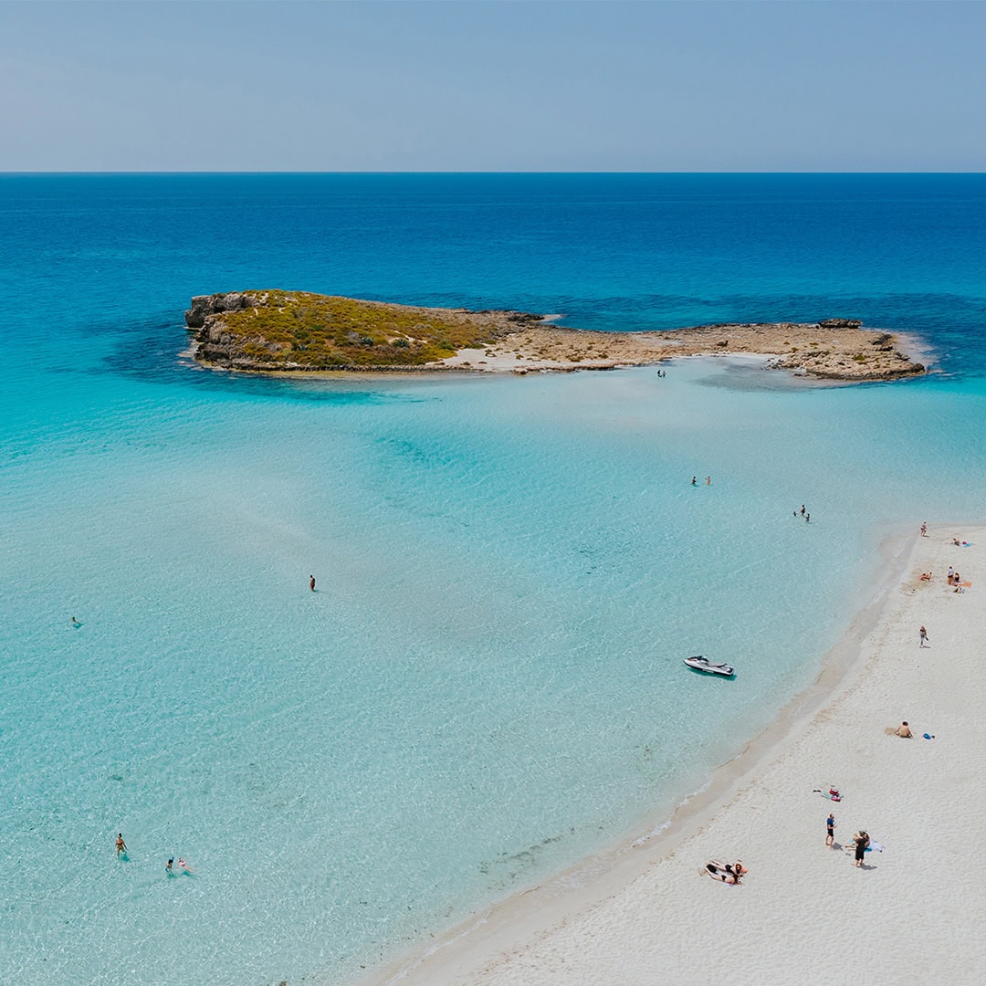 Kipras piekraste ar tirkīzzilu jūru un klintīm