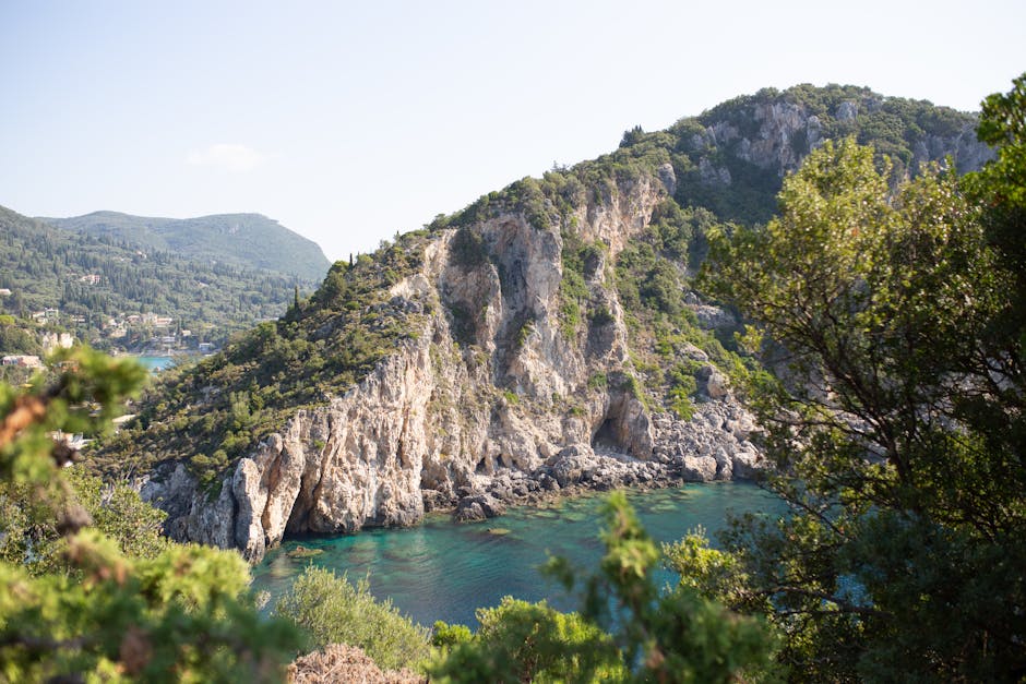 Paleokastritsa — Ainava ar Paleokastritsa klinšainiem krastiem, zaļumiem un dzidriem tirkīza ūdeņiem Korfu salā.
