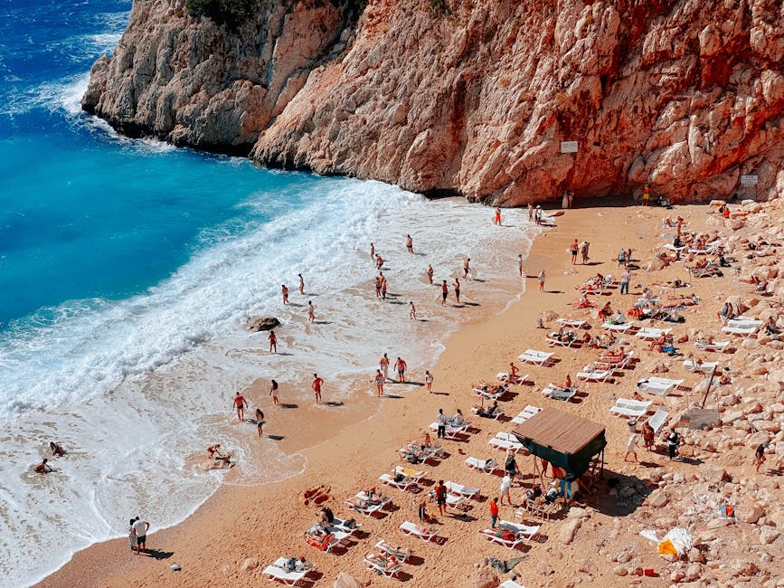 Seitan Limania — Augsts leņķa skats uz pārpildītu pludmali starp klinti un tirkīza ūdeni Krētā.