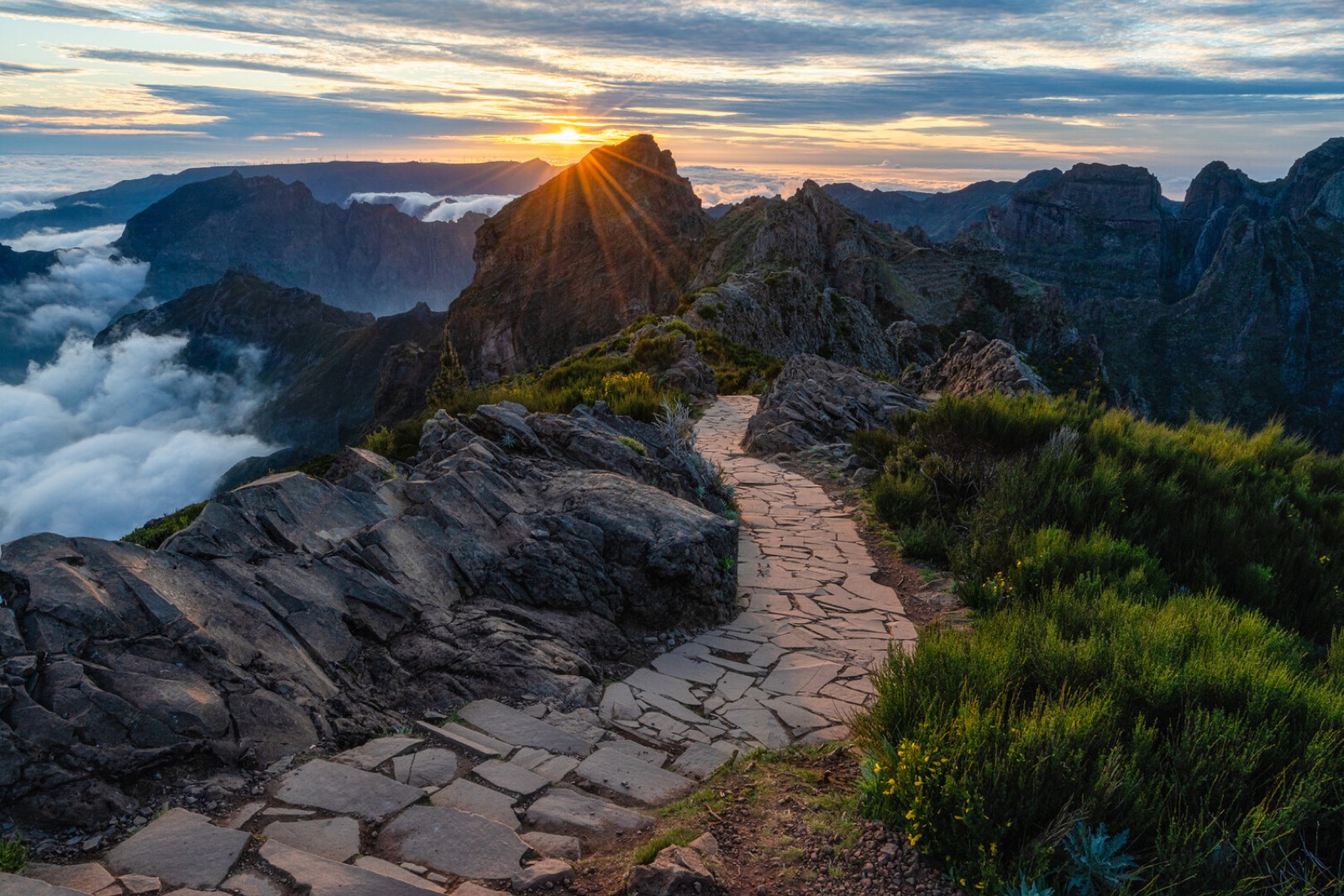 Madeiras salas zaļie kalni ar levādu takām un Atlantijas okeāna skatiem