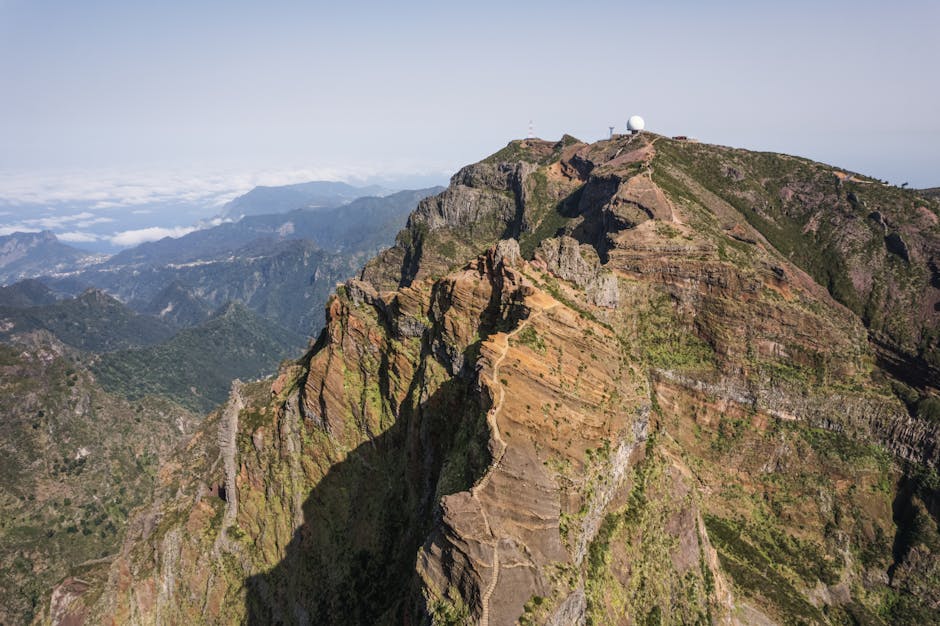 Pico do Arieiro — Pico do Arieiro kalnu ainava Madeirā ar radaru staciju virsotnē, skats no augšas. Pico do Arieiro — Pico do Arieiro kalnu ainava Madeirā ar radaru staciju virsotnē, skats no augšas.