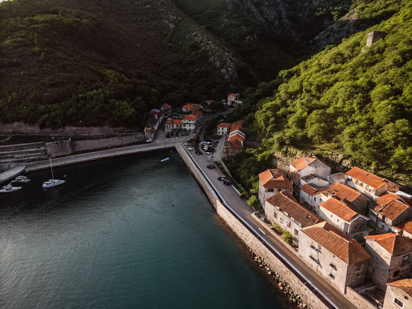 Kotoras līcis ar viduslaiku pilsētu un kalniem fonā