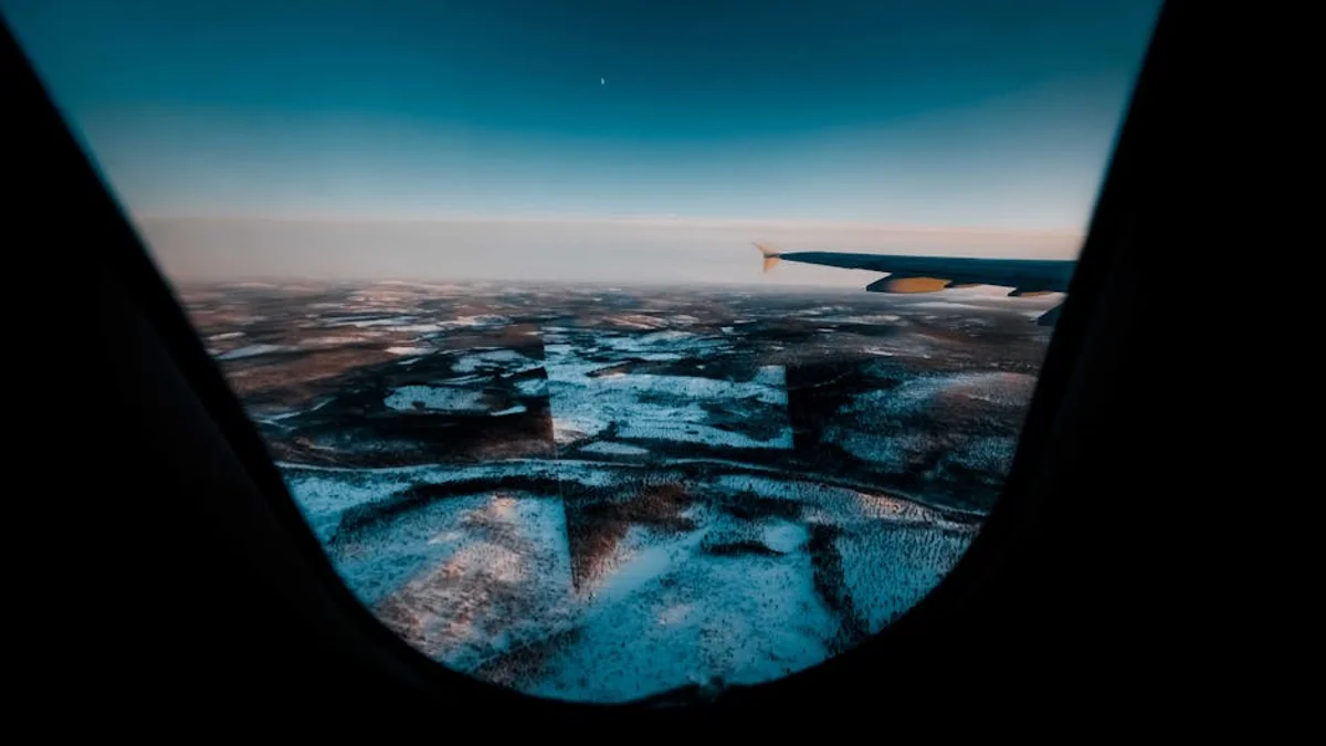 Lidmašīna virs mākoņiem — aviobiļešu cenas un ietaupīšanas padomi