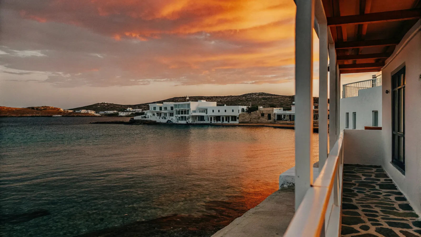 Saules riets pie Vidusjūras pludmales vasaras brīvdienās