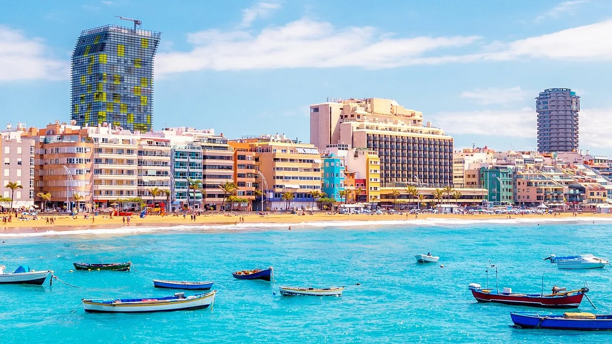 Maspalomas smilšu kāpas Grankanārijā ar okeānu fonā