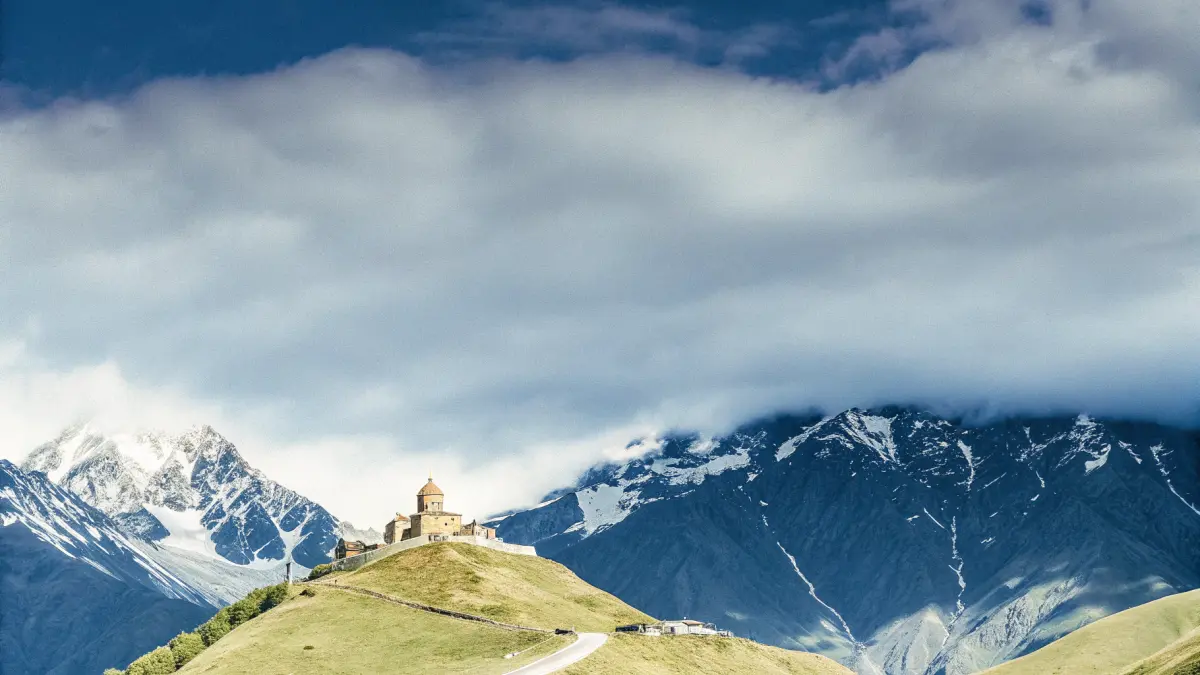 Batumi piejūras promenāde vakarā ar Ali un Nino statuju siluetiem