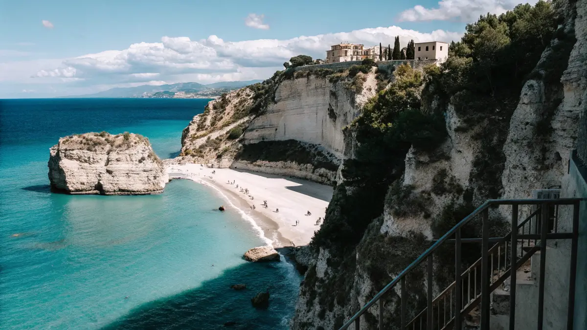 Tropea pilsētiņa uz klints gala virs tirkīzzilās Tirēnu jūras Kalabrijā