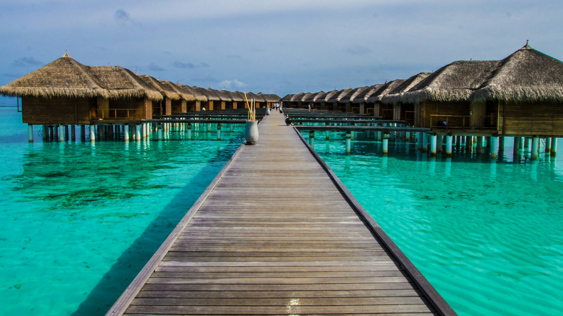 Maurīcijas tirkīzzilā lagūna ar baltu smilšu pludmali un palmu kokiem