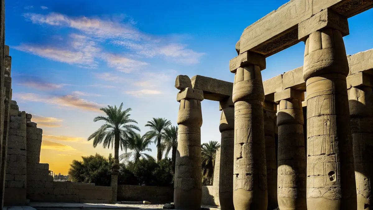 Baltais tuksnesis Ēģiptē — sniegbalta smilts un neatklāti formējumi pie krītvainiem klintīm