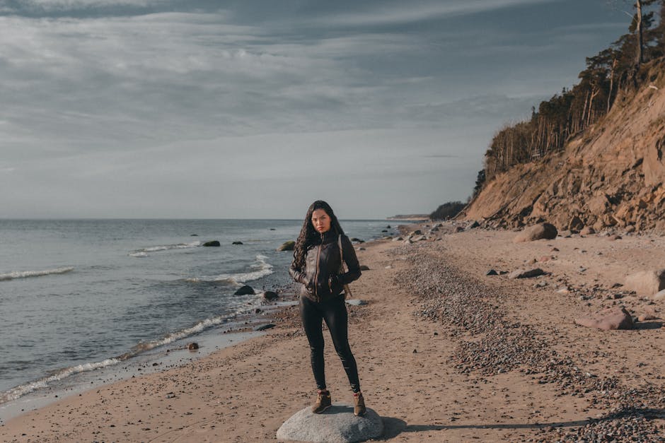 Ceļotājs skatās telefonā lidostā pirms izlidošanas