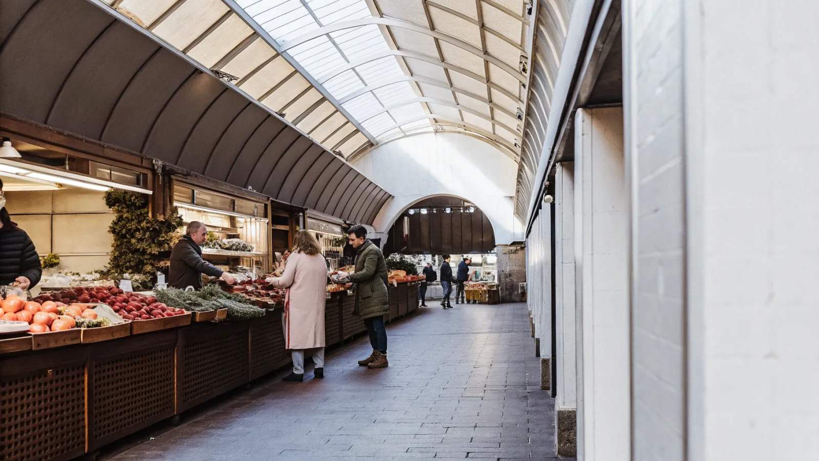 Krāsains Eiropas gastronomijas tirgus ar svaigiem produktiem un delikatesēm