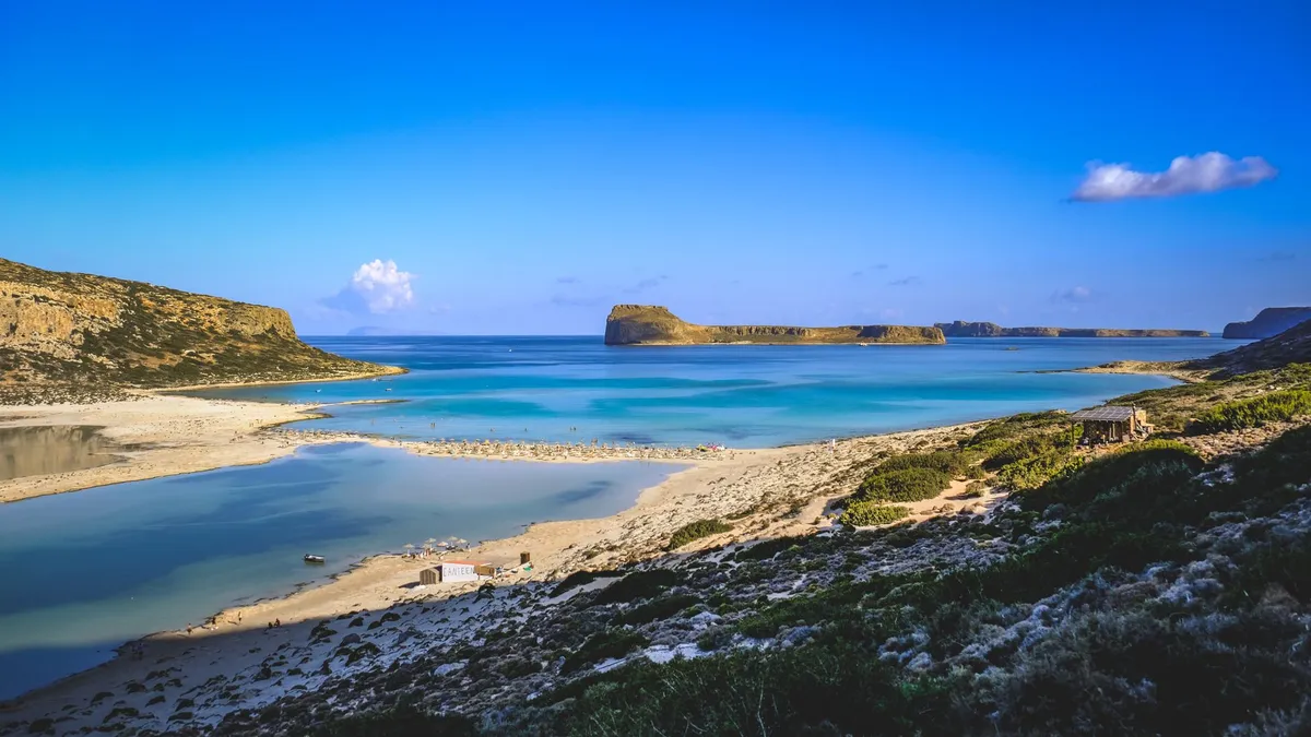 Panorāmas skats uz Balos lagūnu Krētā, Grieķijā, ar tirkīza ūdeņiem un smilšainām pludmalēm. Panorāmas skats uz Balos lagūnu Krētā, Grieķijā, ar tirkīza ūdeņiem un smilšainām pludmalēm.