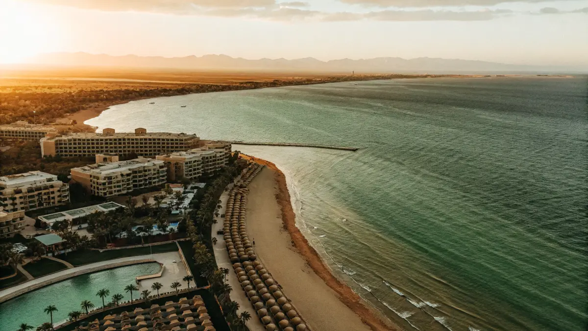 Hurgadas nakts vēsma ar kolorītiem gaismām un Šarm eš Šeihas skaista pludmale ar koraļļu rifu skaidros ūdeņos