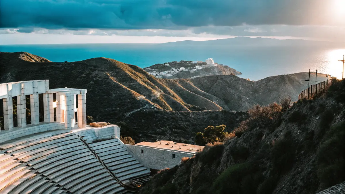 Voidokilia pludmale Peloponnēsā — omega formas līcis ar tirkīzzilu ūdeni