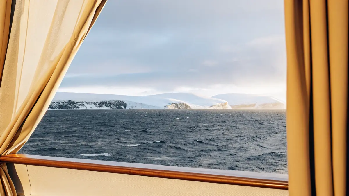 Fēru salu dramatiskā klints ainava ar kruīza kuģi fjordā