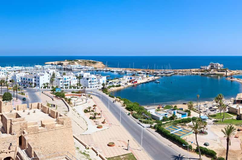 Tunisijas kūrorta viesnīcas baseins ar palmu dārzu un Vidusjūras skatu