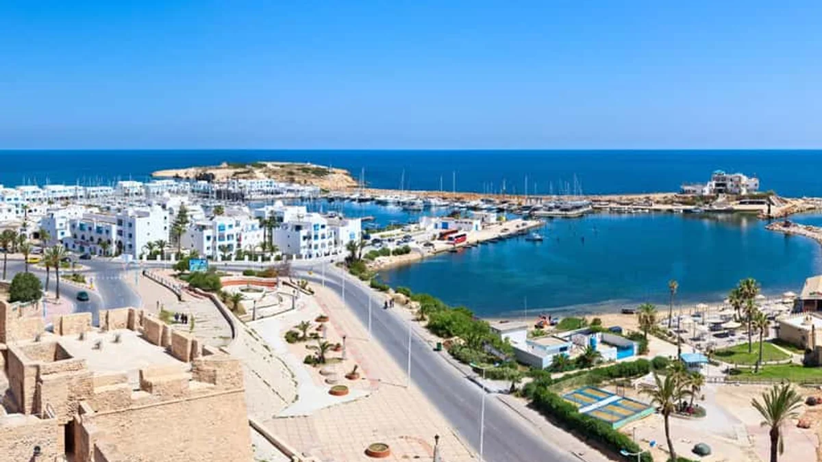 Tunisijas kūrorta viesnīcas baseins ar palmu dārzu un Vidusjūras skatu
