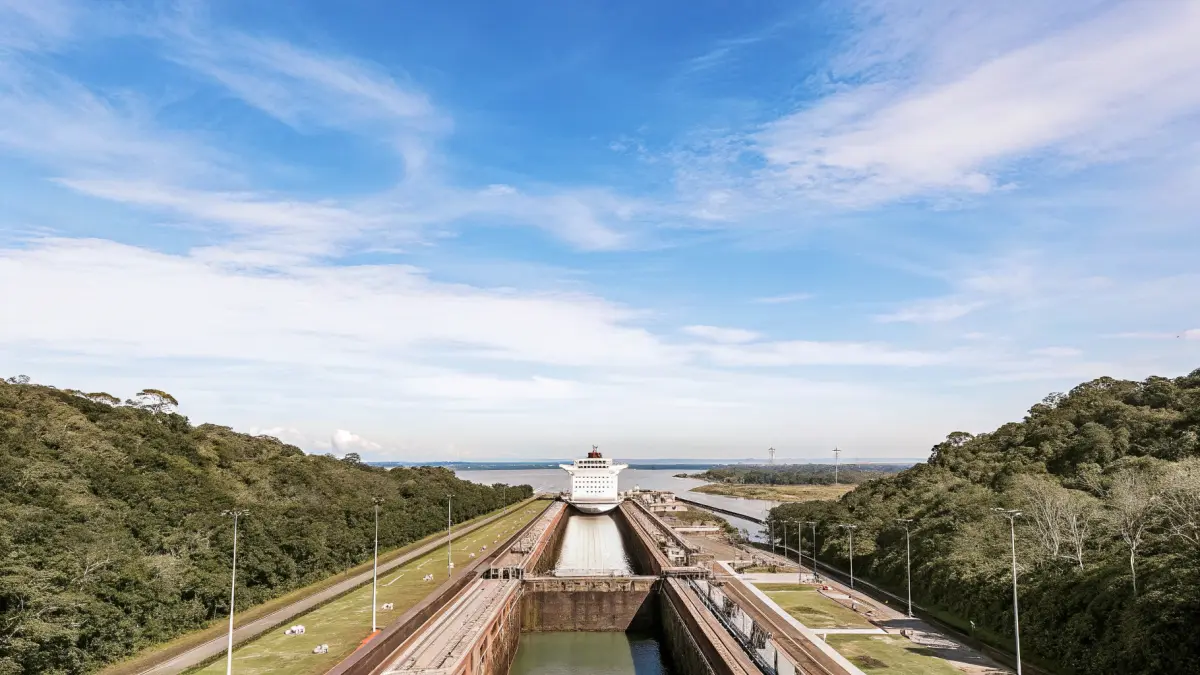Panamas kanāls ar krāvējiem — viena no pasaules lielākajām būvēm