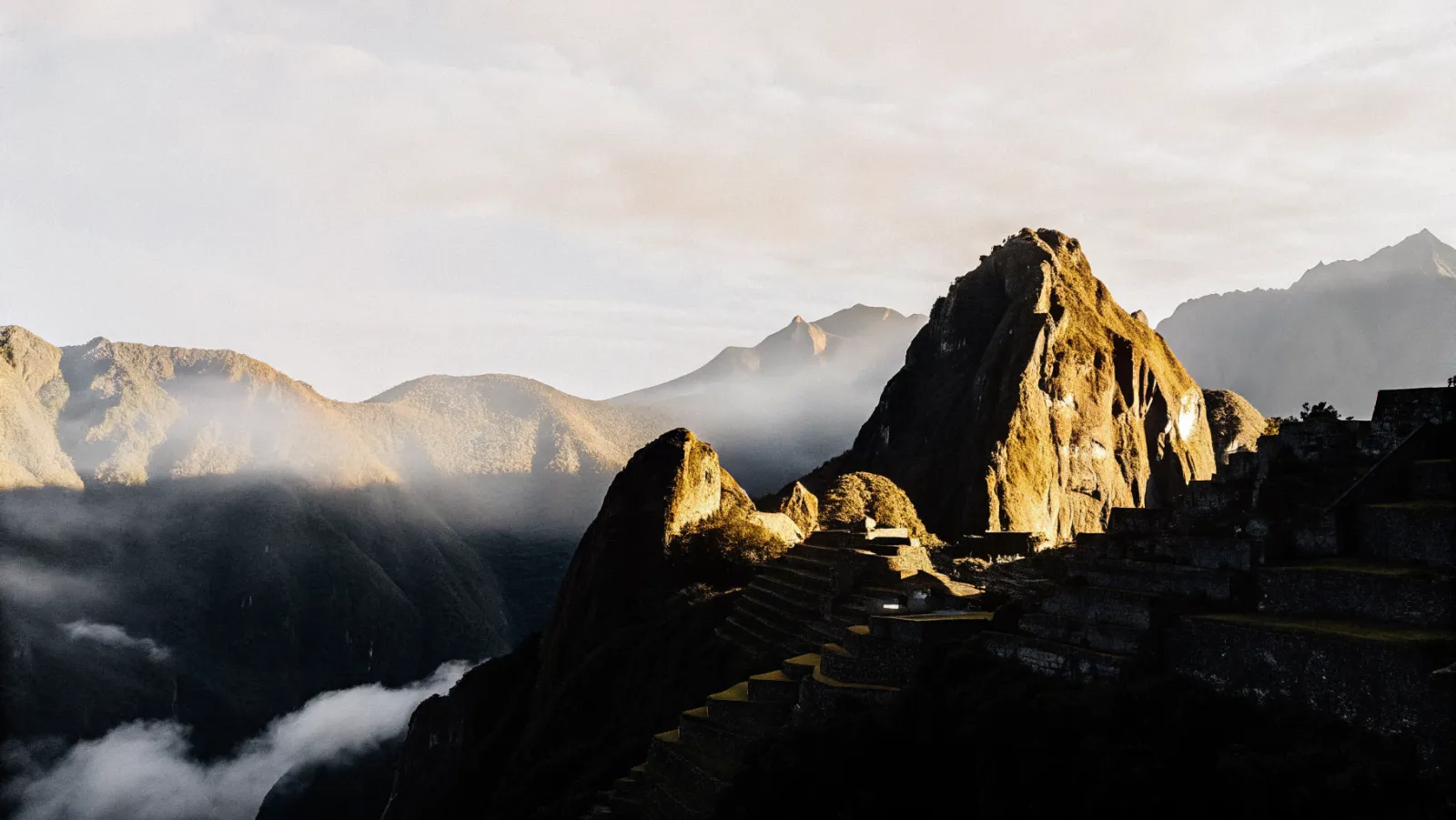 Maču Pikču senā pilsēta Andu kalnu virsotnē ar mākoņiem