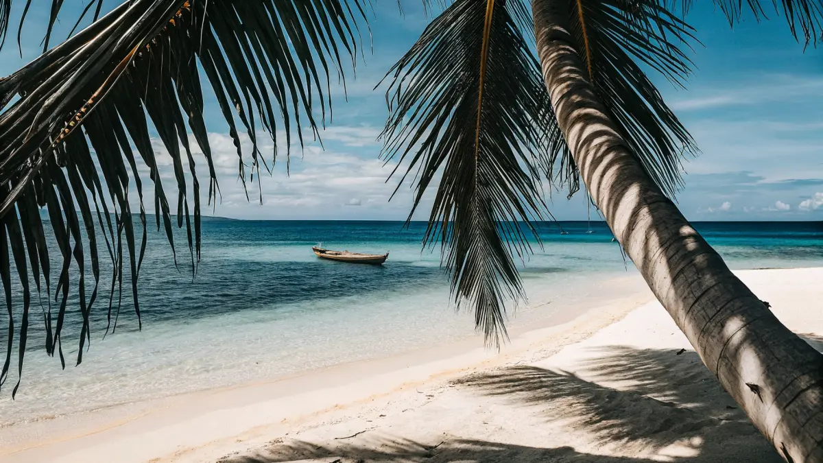 San Blas salu arhipelāgs — kristāluski zils ūdens un baltās smiltis