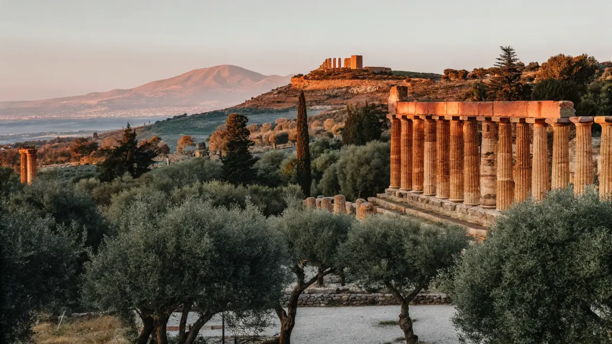 Taorminas antīkais teātris ar Etnas vulkānu skaros uz fona un zilo jūru apakšā