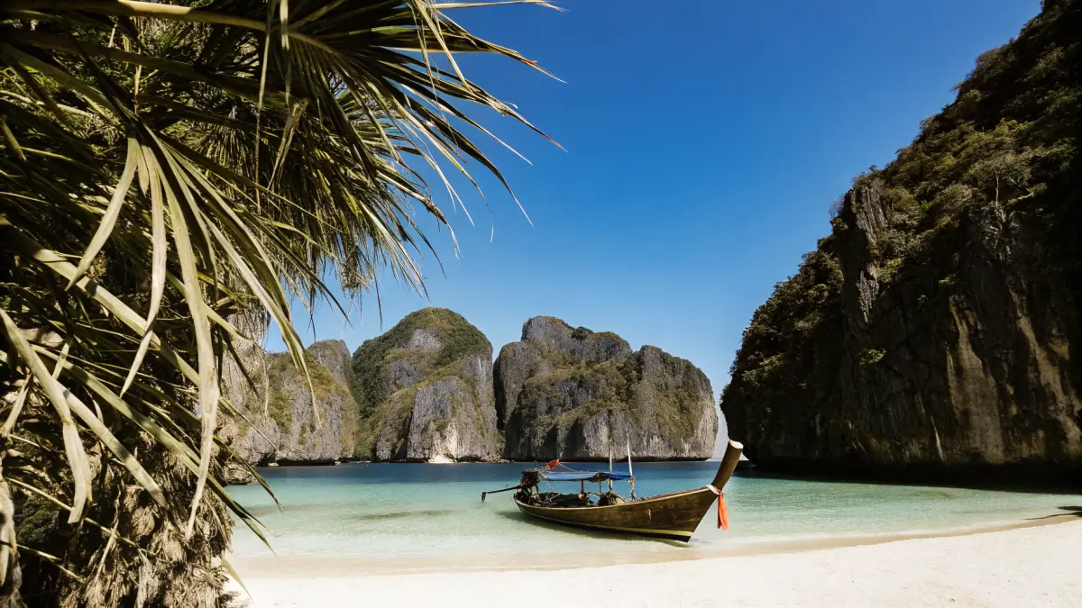 Taizemes templī zelta pagoda ar Bangkoku skyscraper fona