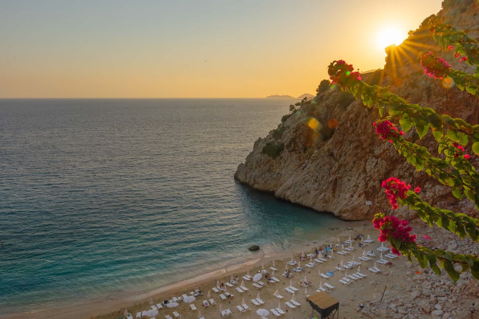 Turcijas Vidusjūras piekraste ar tirkīzzilu jūru rudens saules gaismā