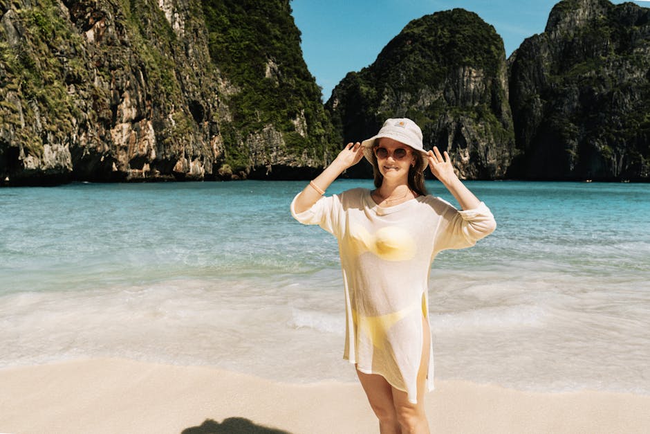 Vidusjūras pludmale ar tirkīzzilu ūdeni vasaras saulē — ceļošanas trendi 2026