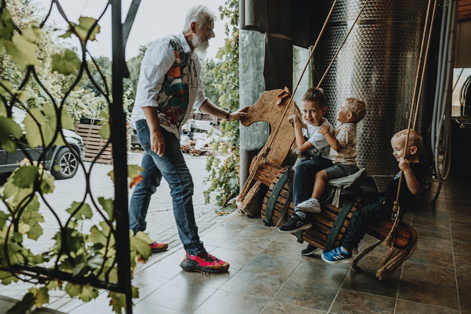 Ģimene ar bērniem baudā atpūtu pie viesnīcas baseina