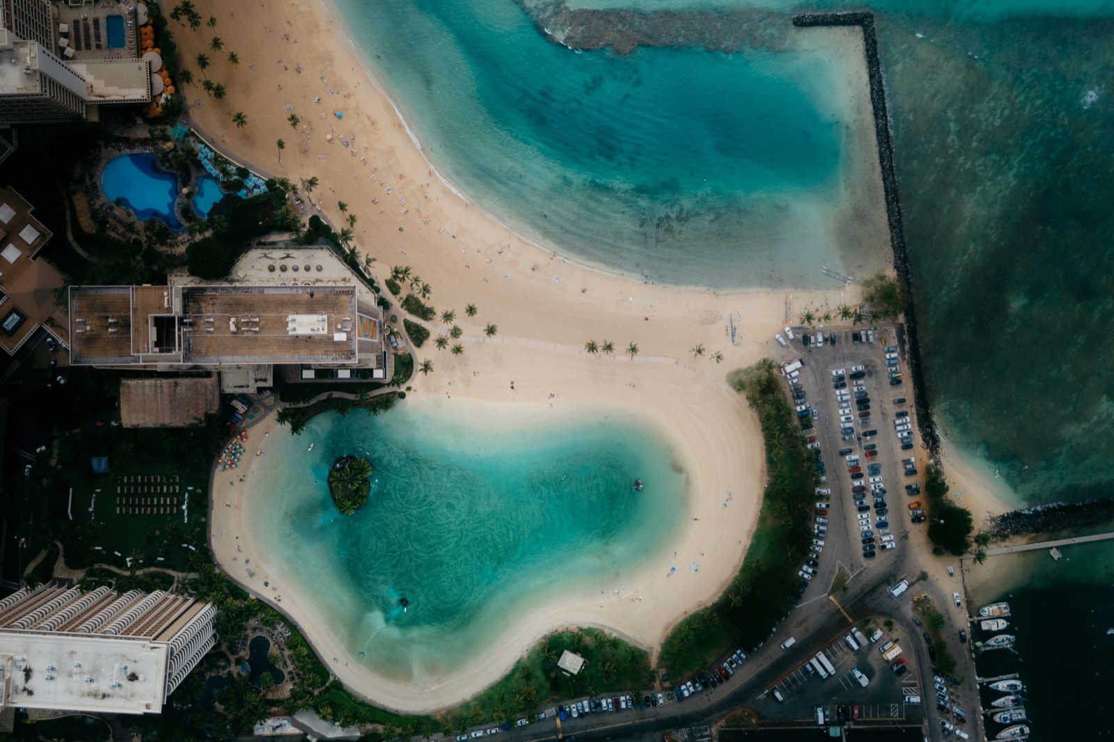 Tirkīzzils okeāns ar palmu pludmali un ceļojumu karte fonā
