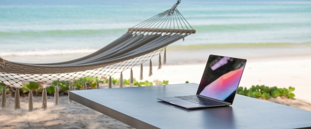 Komanda strādā ar laptopiem uz terases ar jūras skatu saulainā dienā