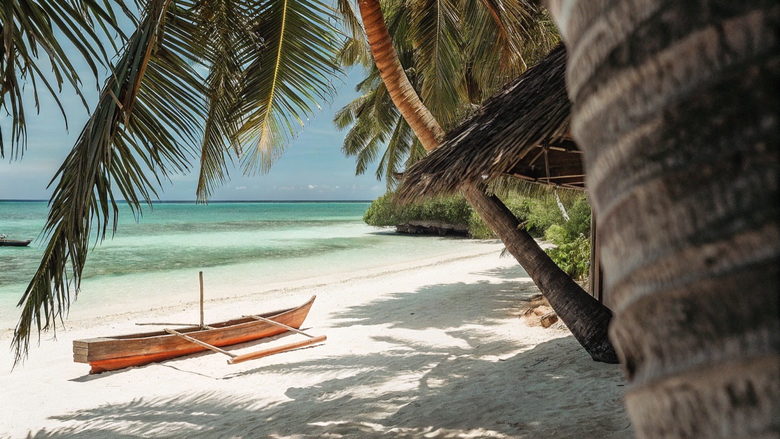 Zanzibāras baltās pludmales ar turkīza ūdeņiem