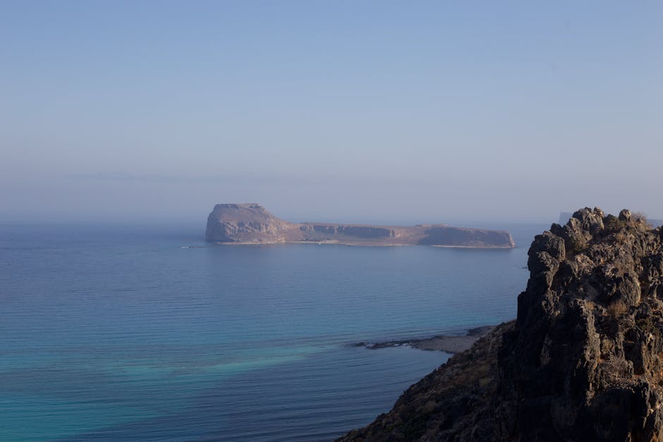 Kipras piekraste ar tirkīzzilu jūru un klintīm